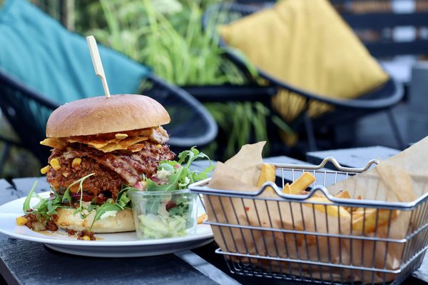 Comment préparer des frites de carottes au four avec une sauce yaourt-cumin ?