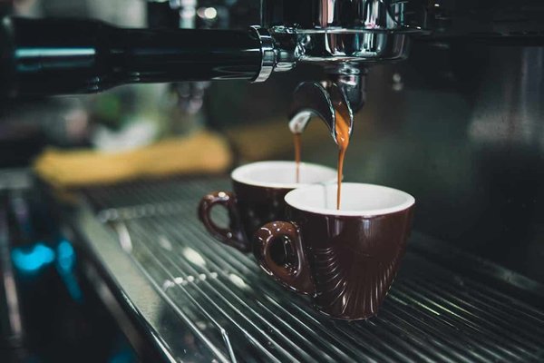 Pourquoi investir dans une machine à café avec écran tactile pour une utilisation intuitive?
